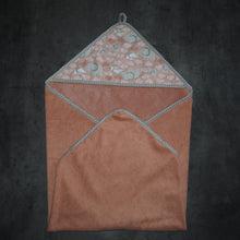 Charger l'image dans la galerie, Cape de bain bébé rose et grise aux motifs d'éléphants