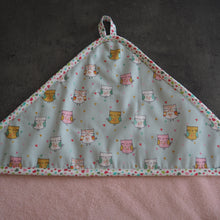 Charger l'image dans la galerie, Détail de capuche cape de bain bébé rose et menthe aux motifs de chouettes