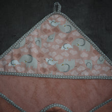 Charger l'image dans la galerie, Capuche cape de bain bébé rose et grise aux motifs d'éléphants