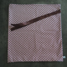 Charger l'image dans la galerie, Grande pochette cadeau violet, dorée et blanc à plat