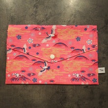 Charger l'image dans la galerie, pochette a livre rose motifs japonais