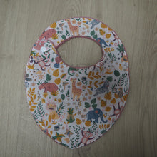 Charger l'image dans la galerie, bavoir bébé rose aux motifs d'animaux d'Amazonie