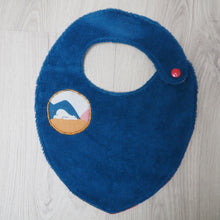 Charger l'image dans la galerie, Bavoir pour bébé bleu avec des motifs d'ours et de montagnes colorées