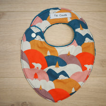 Charger l'image dans la galerie, Bavoir pour bébé bleu avec des motifs d'ours et de montagnes colorées