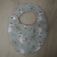 Charger l'image dans la galerie, Bavoir pour bébé rose et vert avec des motifs de cygnes