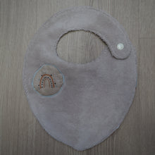 Charger l'image dans la galerie, bavoir pour bébé beige aux motifs éléphants