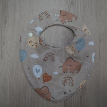 Charger l'image dans la galerie, bavoir pour bébé beige aux motifs éléphants