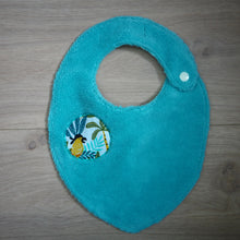 Charger l'image dans la galerie, bavoir pour bébéb bleu avec motifs d'animaux pirates, bateau de pirate, trésors et palmiers