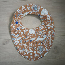 Charger l'image dans la galerie, bavoir pour bébé marron et bleu aux motifs de renards et de plantes
