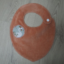 Charger l'image dans la galerie, Bavoir pour bébé rose et vert avec des motifs de cygnes