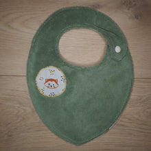 Charger l'image dans la galerie, bavoir pour bébé vert et blanc aux motifs de panda roux