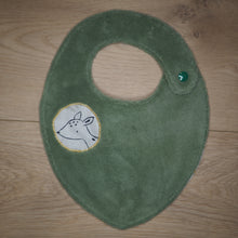 Charger l'image dans la galerie, bavoir pour bébé de la naissance à 6 mois vert et blanc avec des motifs de lapins et de biches