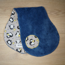 Charger l'image dans la galerie, bavoir d'épaule bleu et gris aux motifs de pingouins et de cœurs