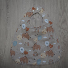 Charger l'image dans la galerie, bavoir évolutif pour enfant réglable beige aux motifs d'éléphants