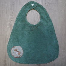 Charger l'image dans la galerie, bavoir réglable pour enfant vert et beige aux motifs de mammouths et animaux de la forêt