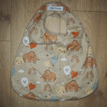 Charger l'image dans la galerie, bavoir évolutif pour enfant réglable beige aux motifs d'éléphants