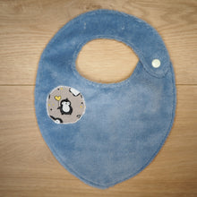 Charger l'image dans la galerie, bavoir pour bébé bleu et beige aux motifs de pingouins