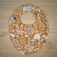 Charger l'image dans la galerie, bavoir de naissance marron et bleu aux motifs de renards et de plantes
