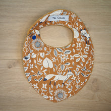 Charger l'image dans la galerie, bavoir de naissance marron et bleu aux motifs de renards et de plantes