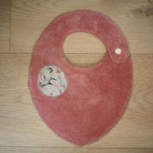 Charger l'image dans la galerie, bavoir rose et vert auc motifs d'oiseaux et d'eucalyptus pour bébé