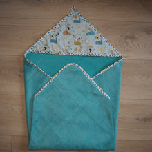 Charger l'image dans la galerie, cape de bain bleu clair avec des girafes, des koalas, des ours et des chouettes