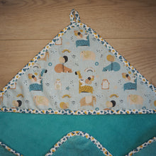Charger l'image dans la galerie, cape de bain bleu clair avec des girafes et des ours