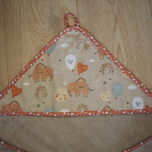 Charger l'image dans la galerie, cape de bain beige aux motifs d'éléphants