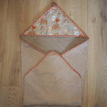 Charger l'image dans la galerie, cape de bain beige aux motifs d'éléphants