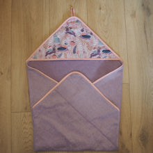 Charger l'image dans la galerie, cape de bain violette aux motifs de chouettes, lapins et héroines