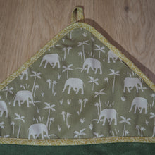 Charger l'image dans la galerie, cape de bain verte pour enfant, aux motifs d'éléphants