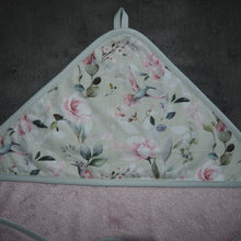 Charger l'image dans la galerie, Capuche cape de bain rose et verte aux motifs d'oiseaux, de roses et d'eucalyptus