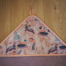 Charger l'image dans la galerie, cape de bain violette aux motifs de chouettes et lapins