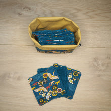 Charger l'image dans la galerie, lot de 10 lingettes démaquillantes bleu et jaune en éponge bambou et motifs de grues et de fleurs