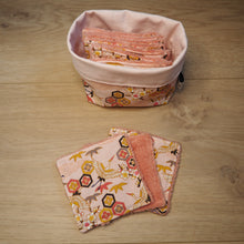 Charger l'image dans la galerie, lot de 10 lingettes avec panière assortie, rose aux motifs de grues et fleurs de cerisier