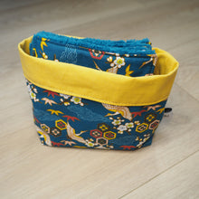 Charger l'image dans la galerie, corbeille bleu et jaune aux motifs japonais