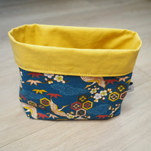 Charger l'image dans la galerie, corbeille bleu et jaune aux motifs japonais