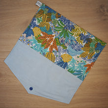 Charger l'image dans la galerie, Pochette pour livre ou autres effets personnels, aux motifs de feuillages bleu, vert, jaune et orange