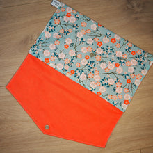 Charger l'image dans la galerie, pochette a livre fleurs de cerisier bleu clair et orange