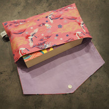 Charger l'image dans la galerie, pochette a livres rose et parme motifs japonais grues