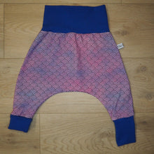 Charger l'image dans la galerie, sarouel rose et bleu aux motifs d'arcs en ciel roses et bleus