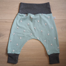 Charger l'image dans la galerie, sarouel vert et gris pour bébé aux motifs de pandas