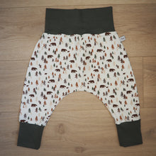 Charger l'image dans la galerie, sarouel pour bébé aux motifs de forêt de sapins et d'ours vert et blanc