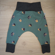 Charger l'image dans la galerie, sarouel vert et gris aux motifs de hérissons, pour bébé