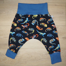 Charger l'image dans la galerie, sarouel pour bébé bleu avec des caméléons colorés