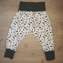 Charger l'image dans la galerie, sarouel pour enfant aux motifs de forêt de sapins et d'ours vert et blanc