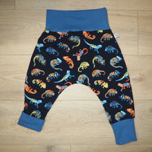 Charger l'image dans la galerie, sarouel pour enfant bleu avec des caméléons colorés