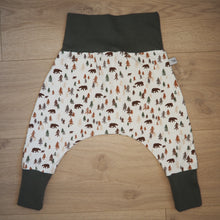 Charger l'image dans la galerie, sarouel pour bébé aux motifs de forêt de sapins et d'ours vert et blanc