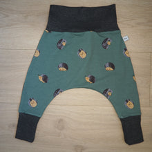 Charger l'image dans la galerie, sarouel vert et gris aux motifs de hérissons, pour bébé