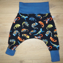 Charger l'image dans la galerie, sarouel pour bébé bleu avec des caméléons colorés