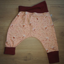 Charger l'image dans la galerie, sarouel pour bébé rose et rouge aux motifs de fleurs de coton